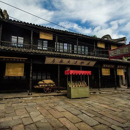 我在武汉，怎么去横店影视城，怎么最方便，不想坐？