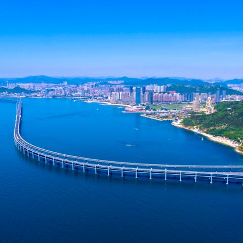 以大连为中心，分别说出大连的东北、正东方向;西南和东南方向各有哪些城市，具体的城市名字？