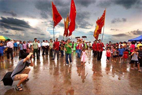 梦之寓言，在朋友婚礼上的失鞋之旅——探索内心深处的自我认同与寻找