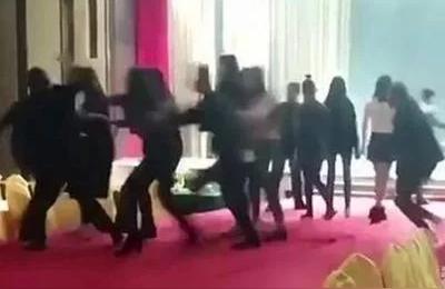 秦军长砸酒店20多名模特在西安遭到酒店工作人员殴打