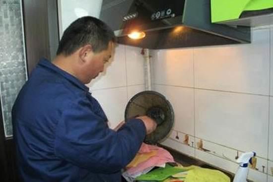 抽油烟机里面有油污怎么办
