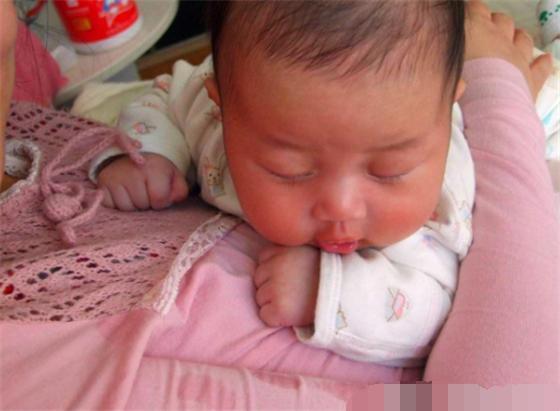 梦境之谜，拥抱逝去母爱的温柔——解析梦见抱着去世的母亲