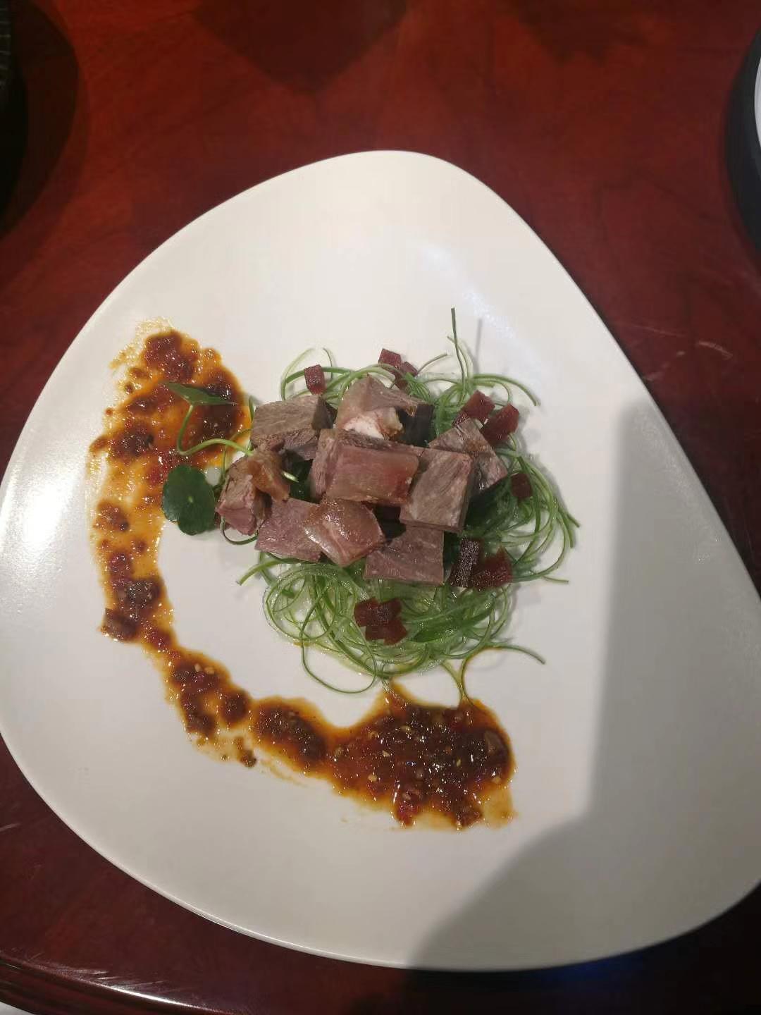 牛可以做什么美食（玉米面小苏打盐捻碎的青草搅拌做牛饲料）
