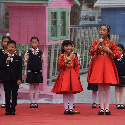 百花小学共有学生多少？百花小学参加意外事故？