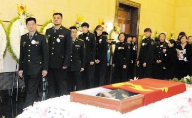 梦境深处的哀思与重生，解析梦见死去的亲人被挖出来到处找地点重新埋的深层含义