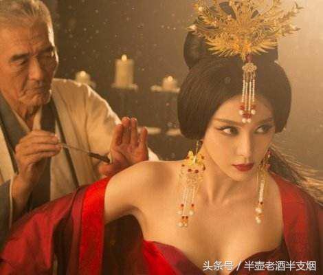 梦境与现实交织的隐喻，解析梦见老鼠跑到我身上与第二天有人对我说他衣服被老鼠咬了的深层含义