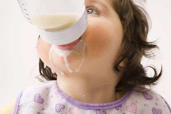 配方乳喝到几岁比较好吸收(娃哈哈爽歪歪小孩几岁可以喝)
