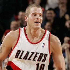 推荐中锋足球运动员的理由的长尾关键词有什么