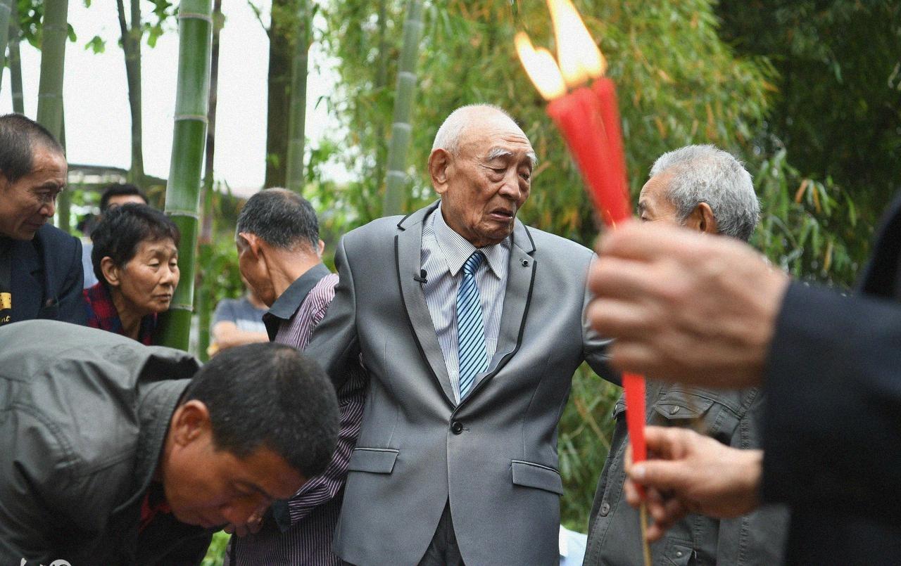 梦回故土，解读梦到爷爷的坟被人刨了的深层含义