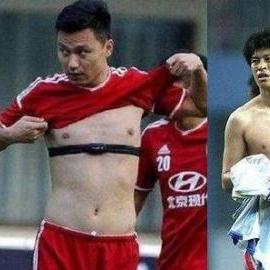 怎么写踢足球看图说话