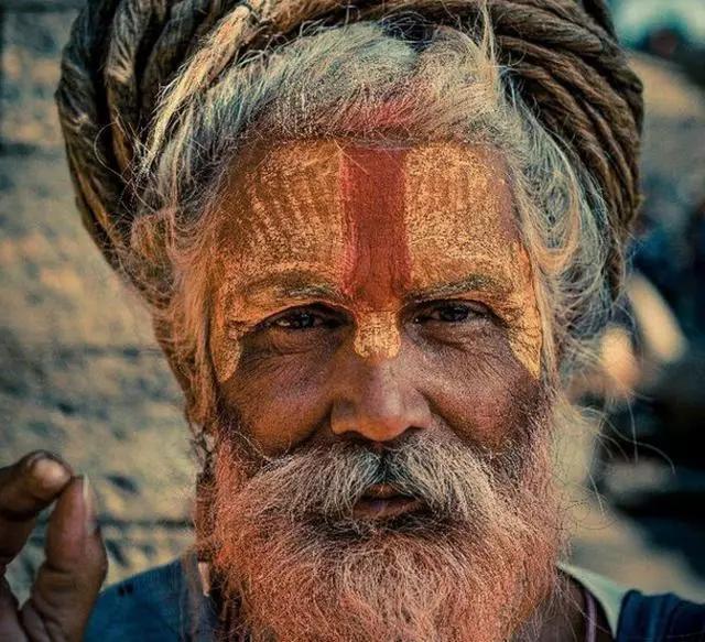 晚上做梦梦到死人好吗？解读梦境中的生死轮回与心理映射