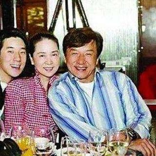 足球运动员致敬成龙的长尾关键词有什么