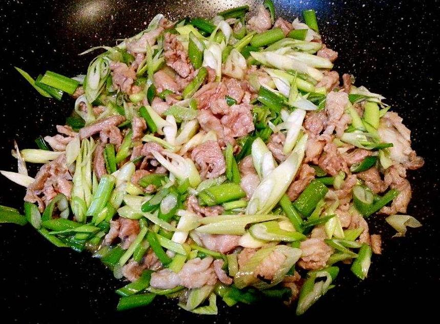 葱蒜可以做出什么美食（大葱麦饭怎样做好吃）