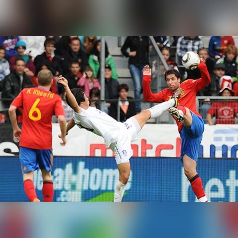 足球运动员被球迷砸死了的长尾关键词有什么