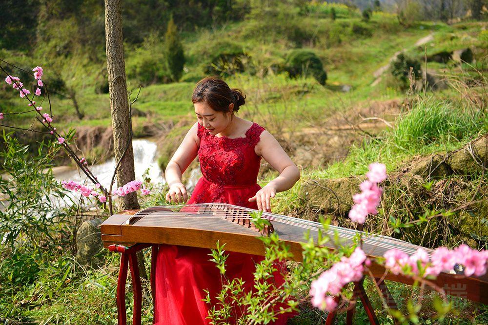 晚梦回乡，桃树下的一抹温情与归宿