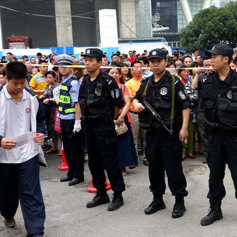 我想在武汉市考公安特警怎么考？