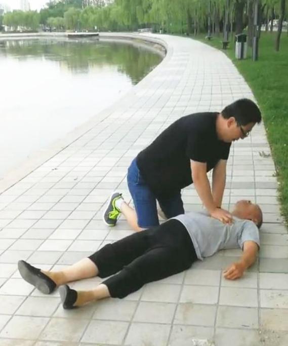 【拨打120表述不清怎么办?专家解读
/拨打120要说清楚什么】 【拨打120表述不清怎么办?专家解读
/拨打120要说清楚什么】