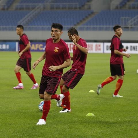 足球运动员穿白色鞋图片的长尾关键词有什么