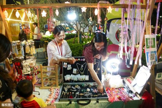 浙江妹子摆地摊创业，卖“小乌龟”月入过万，背后3个技巧很重要