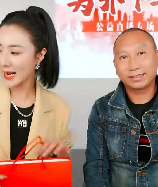 19岁开始摆地摊创业，女友嫌穷弃他而去，做鸭逆袭成亿万富翁