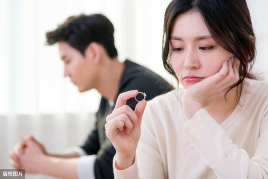 看抖音能治病？重庆一男子每天刷抖音，疫情期间不治而愈