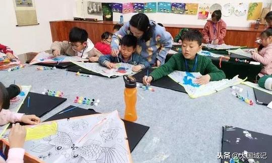 邯郸广平县和圣书院水陆画少儿公益美术班之自制风筝敞飞游