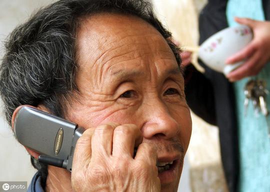 故事：七旬老父亲，一辈子操劳，一部电话成为我们沟通的工具