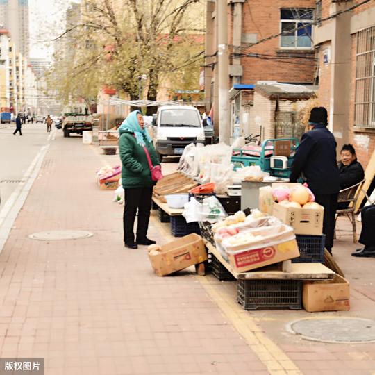 地摊生意火爆，一天赚几百块，这样的副业真的有这么好做吗