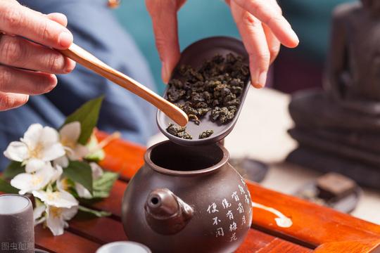 为什么茶叶店里很少有人？店主们靠什么挣钱？