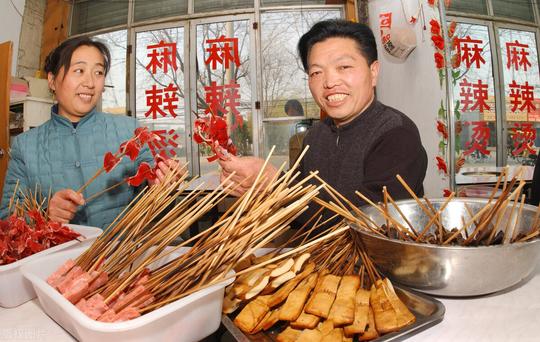 下岗夫妻卖麻辣烫，“一串只卖一毛钱”，1个月做到12万营业额