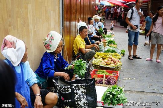 “摆地摊”成为一种赚钱新思路，但是为什么不见农村人摆摊的身影