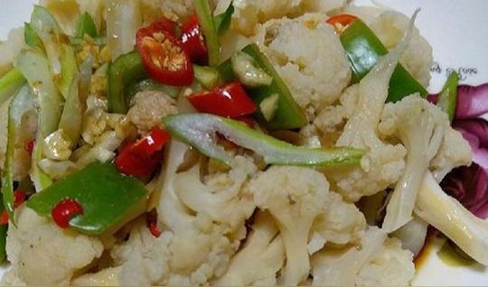 菜花怎么做最好吃，配方和做法都告诉你，酸辣可口，端上桌都抢光