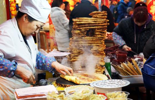 农村大爷卖煎饼果子，利用“一杯豆浆”，收益直接翻十倍，可复制