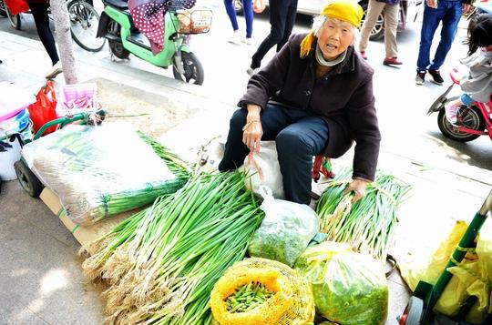 摆摊卖菜赚钱吗？农民：卖菜挺辛苦，钱没少挣，种菜不挣钱