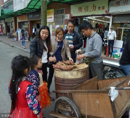 农村大爷从不打工，却偏爱做小生意，这个买卖一天能赚300元
