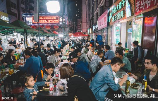 地摊经济的爆火，月入过万你是否眼红，要不要辞职创业摆夜市地摊