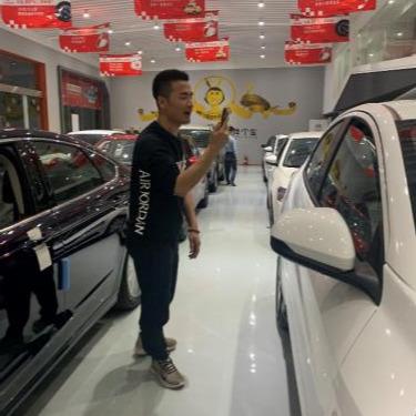 三度创业再跨界新零售卖车，弹个车90后店长直播闯出一片天