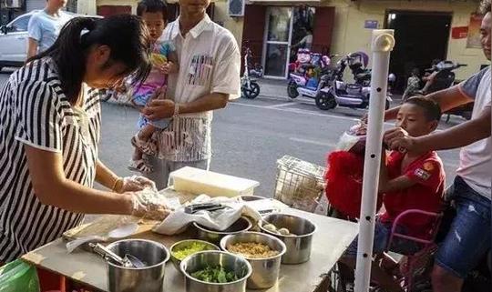 50岁农村大妈街边摆摊卖“台湾饭团”，火了！一天能赚上千元！