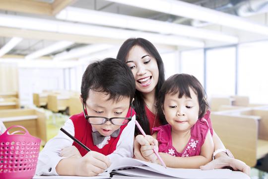 为提高数学教学质量，教师应树立科学创设有效问题情境教育意识