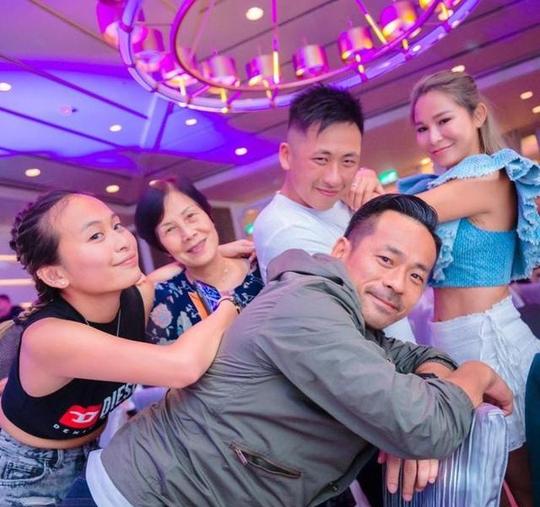 娱乐大亨洗米华跟前妻合唱，前妻竟坐儿子大腿，网友：画面诡异