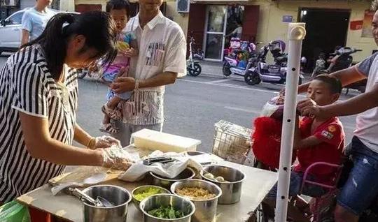50岁农村大妈街边摆摊卖“台湾饭团”，火了！一天能赚上千元！