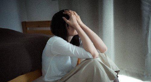 女大学生毕业考上公务员，三个月后竟当街求婚卖菜小哥
