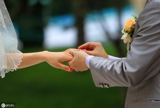 婚姻的小船触礁搁浅，是女人没陪男人创业，还是没给足男人面子