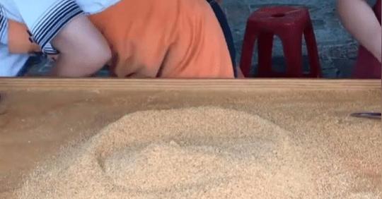 台湾小贩卖“纯手工小吃”，制作手法熟练，生意非常火爆