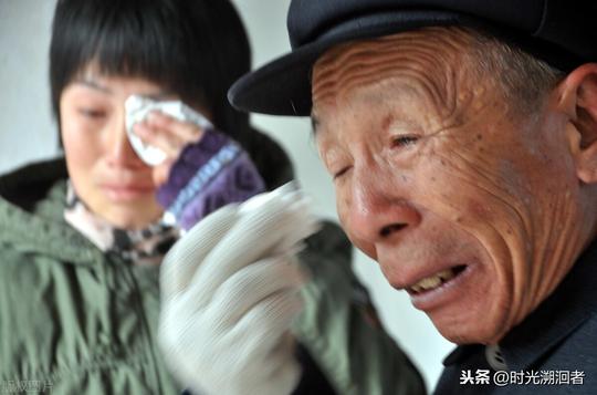 因为一碗面条，公公愤怒要撵走儿媳，媳妇很委屈，原来是一场误会