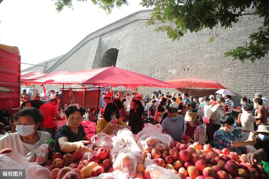 都去摆地摊了，谁来买货呢？