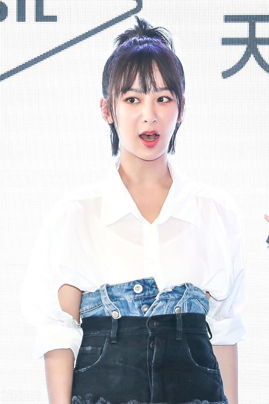 杨紫获胜后开心得像个孩子，谁注意一旁张一山表情？太甜了