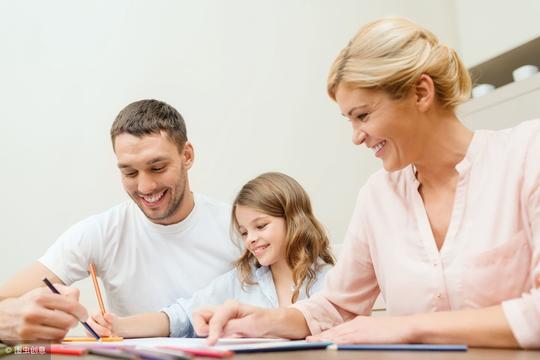 如何陪孩子玩儿，所有的素材都可以来自于生活，父母多观察孩子