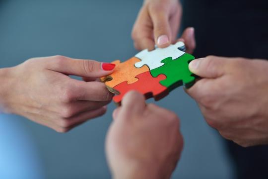 离婚、丧子、创业危机、失去眼睛，都阻挡不了他成为亿万富翁