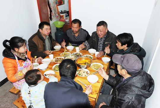 乡村故事：10亩地卖了100多万，看邻居“南蛮的”生财之道